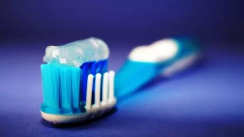 您会清洁牙齿之间的缝隙吗？
