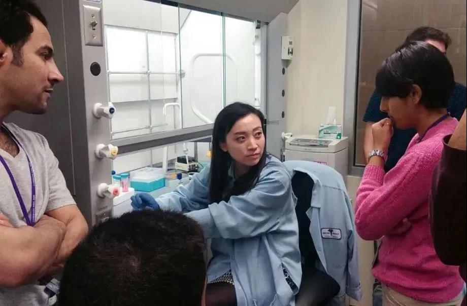 戚琳医生在美国纽约大学进修时