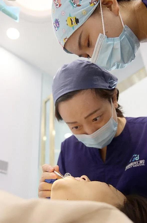 正在为患者治疗的戚琳医生