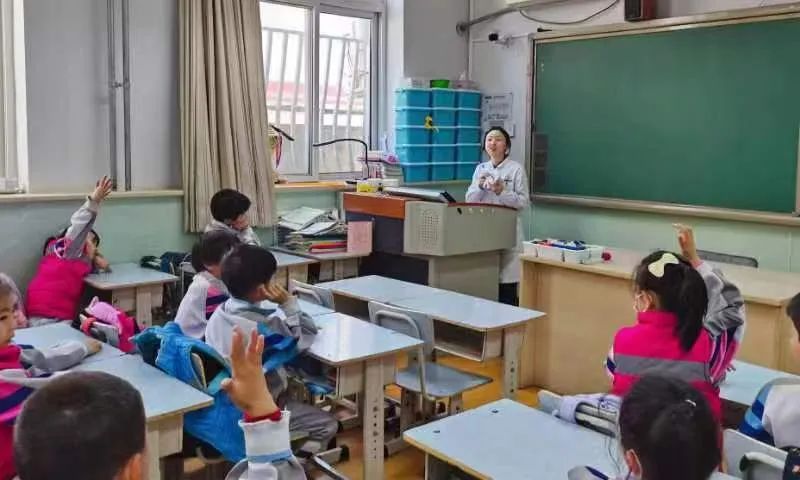 雷玥医生走进校园科普儿牙健康