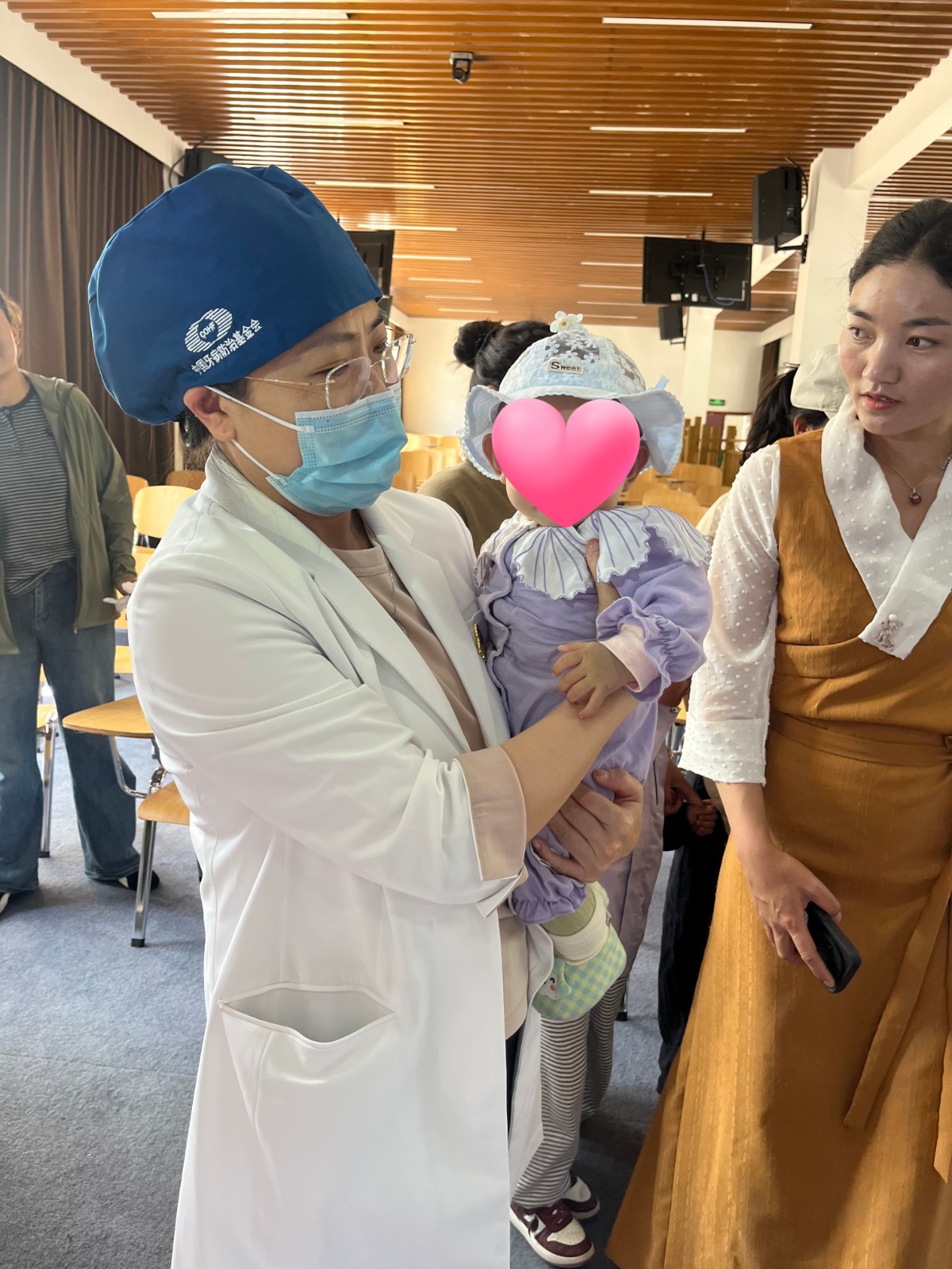 赛德阳光口腔上海品众门诊部院长李欢医生指出，藏区孩子们最大的期盼，就是希望我们的医生志愿者团队明年能继续来昌都为他们的牙齿保驾护航。孩子们清澈的眼神在呼唤我们，藏区的远山在呼唤我们，希望更多的口腔同仁能够加入到口腔公益的行列。