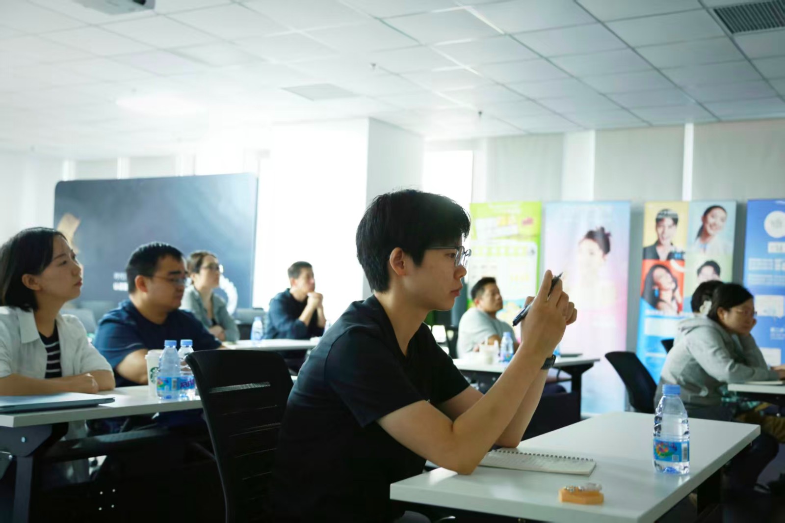 本次研讨会特邀杭州紫丁香医疗器械公司市场总监申鹏宇经理、eBrace舌侧矫治技术首席讲师赖奕潮老师等人,围绕骨性扩弓及舌侧正畸前沿技术展开了深度分享与实操指导 本次研讨会特邀杭州紫丁香医疗器械公司市场总监申鹏宇经理、eBrace舌侧矫治技术首席讲师赖奕潮老师等人,围绕骨性扩弓及舌侧正畸前沿技术展开了深度分享与实操指导