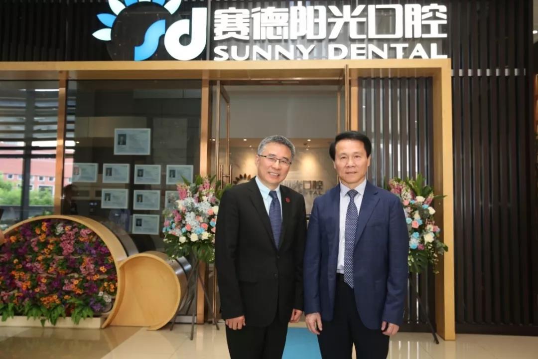 2018年5月14日，周彦恒教授（左）与北京大学副校长詹启敏院士合影