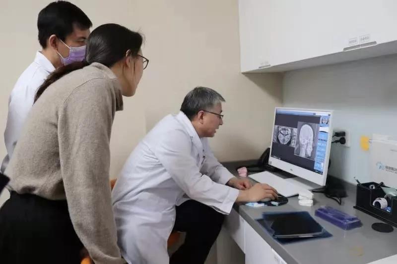周教授5间诊室来回穿梭,高新门诊院长曹甜博士在旁协助