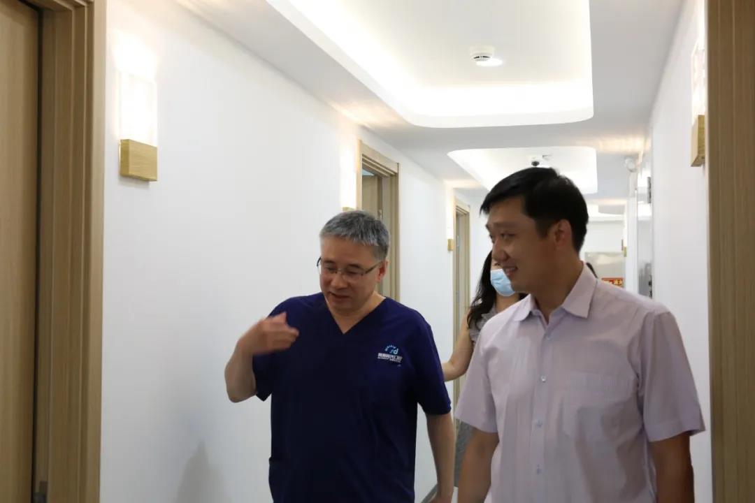 他详细询问了诊所复工复产情况 考察了诊所的日常防疫制度
