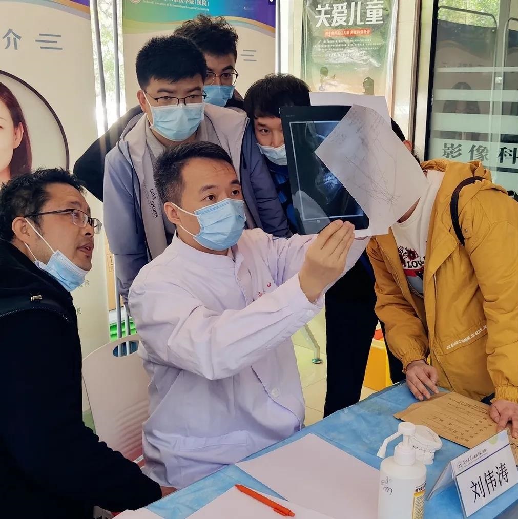 刘伟涛博士针对隐形正畸的垂直向控制及设计,结合科学研究和临床案例进行了精彩演讲,受到了与会专家和医生的一致好评。