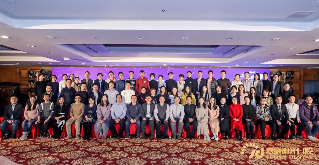 赛德阳光口腔医疗委员会,由周彦恒教授、周国辉教授和曹选平教授担任顾问,刘伟涛博士任委员会主席,宋扬博士任主任委员,近20位口腔专家担任委员。