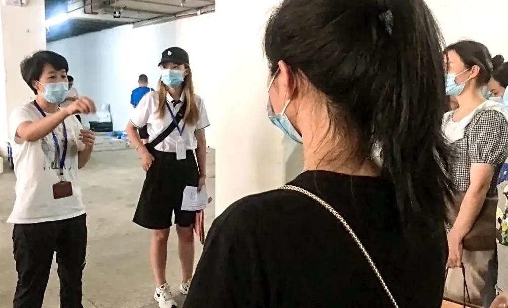 在大筛查的首日,赛德阳光口腔的首批医护人员就已经前往志愿者点进行培训上岗。