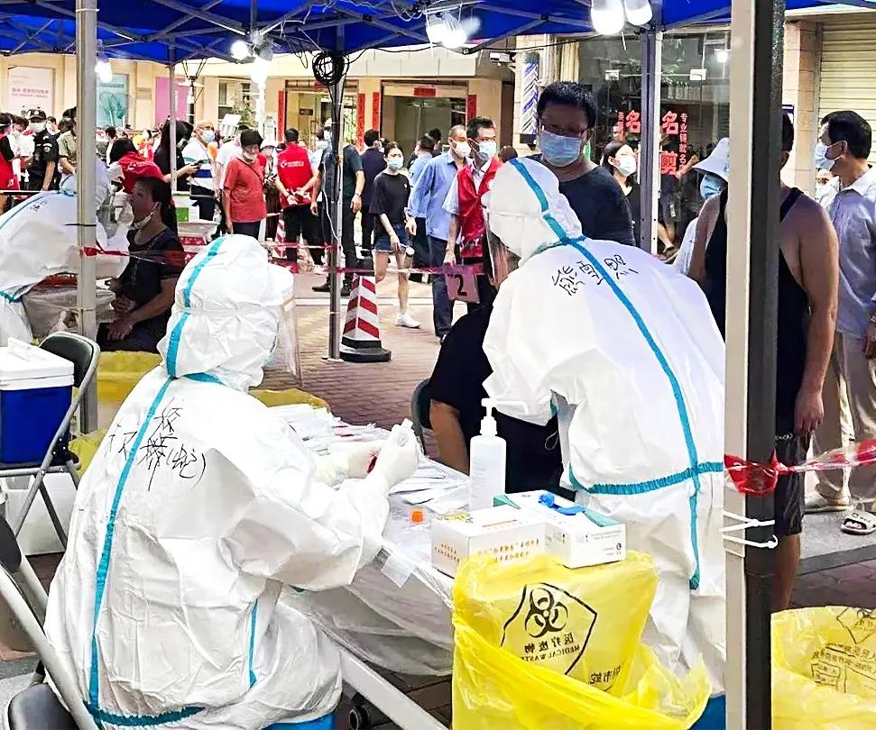 每一个医护人员都需要在三十多度的高温下、身穿密不透风的防护服和防护面罩一直奋战到晚上10点多。