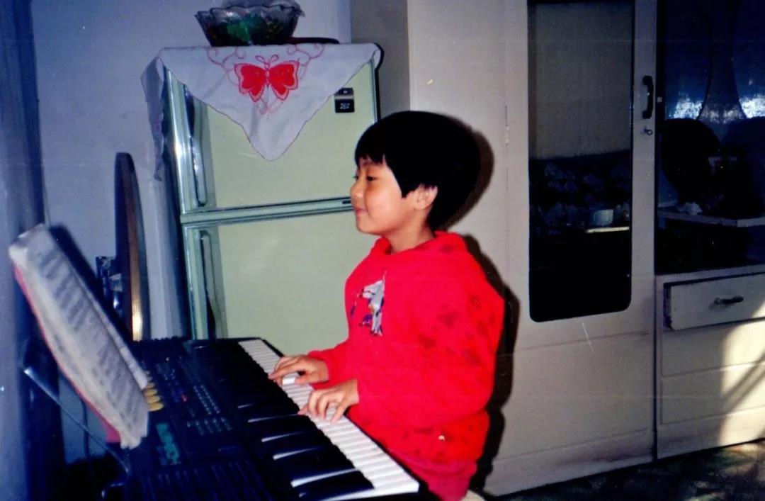 ，闫燕博士喜欢音乐，她电子琴弹得很好。